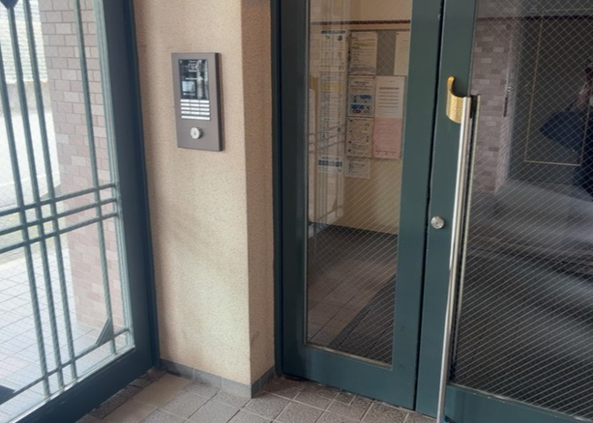 【ロビー】 | 京王橋本パーク・ホームズ弐番館 | エントランスを入った先に広がる開放的で落ち着いたロビー空間です。日々の清掃が行き届いており、マンション全体の維持管理状態の良さを物語っています。住民やゲストを温かく迎えてくれる場所です。