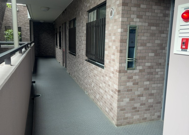 【その他共用部分】 | 京王橋本パーク・ホームズ弐番館 | エレベーターや階段などの共用部分です。管理組合による適切な清掃と維持管理が実施されており、大変綺麗な状態が保たれています。住民同士が快適に共用設備を利用できるよう配慮された環境です。