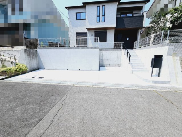 若草町２丁目新築戸建の駐車場