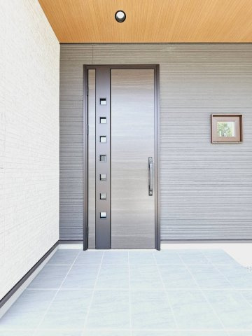 若草町２丁目新築戸建の玄関|■玄関ポーチ■玄関出て、傘を広げる・たたむ余裕ができます。