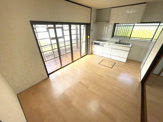 高島市安曇川町川島中古戸建の居間・リビング