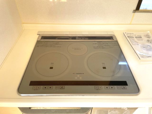 高島市安曇川町川島中古戸建のキッチン|IHコンロ