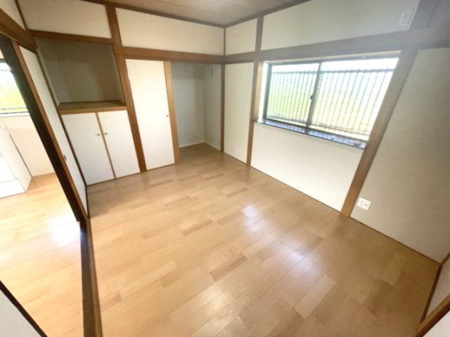 高島市安曇川町川島中古戸建の洋室