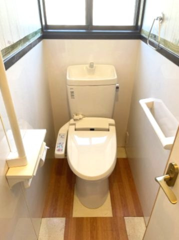 高島市安曇川町川島中古戸建のトイレ