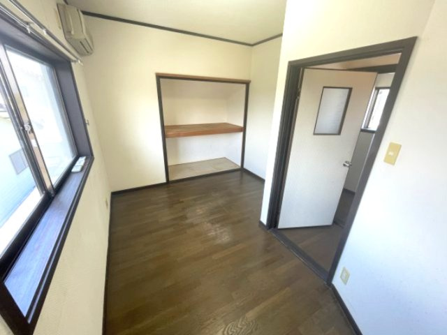 高島市安曇川町川島中古戸建の洋室
