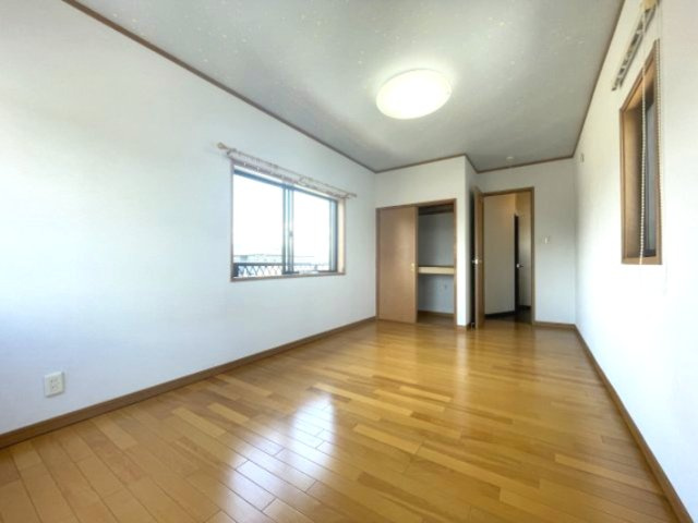 高島市安曇川町川島中古戸建の洋室