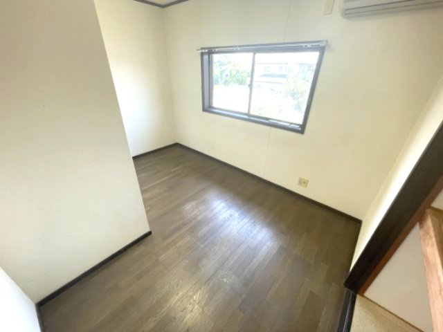 高島市安曇川町川島中古戸建の洋室