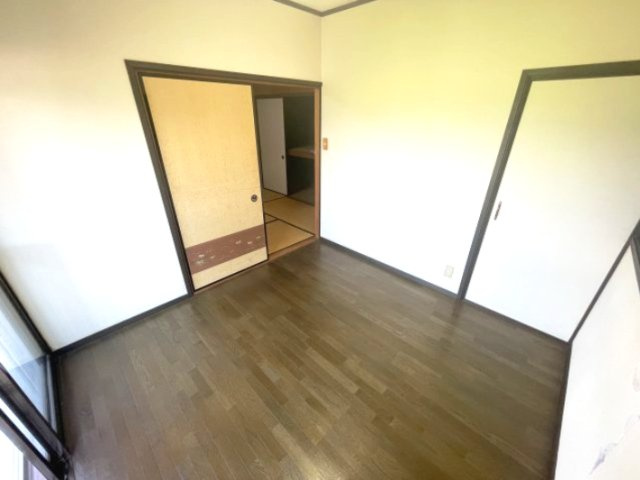 高島市安曇川町川島中古戸建の洋室