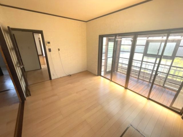 高島市安曇川町川島中古戸建の居間・リビング