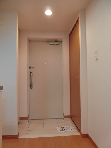 スカイコート千歳烏山第6の玄関|シンプルで使いやすい玄関です