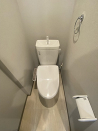温水洗浄便座付きのトイレです♪