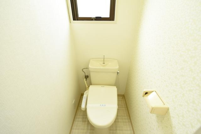 温水洗浄便座付きのトイレです♪