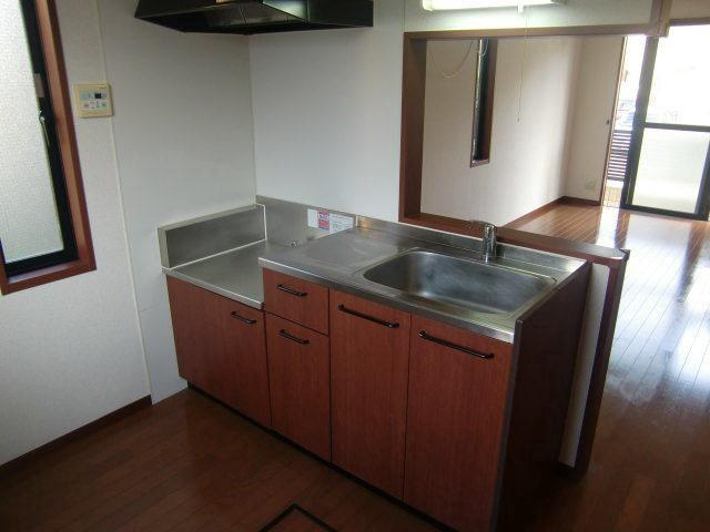 プラージュ湘南山手のキッチン|コンパクトなキッチンで掃除もラクラク