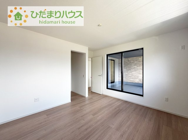 【寝室】 | 取手市宮和田15期　新築戸建　1号棟 | バルコニーに面していて、たっぷり光りの入る明るい主寝室です！
