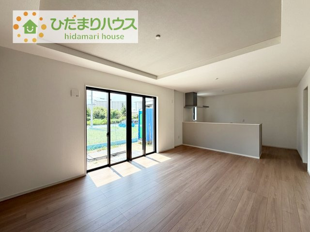 【居間・リビング】 | 取手市宮和田15期　新築戸建　1号棟 | リビングの大きな窓からは、暖かな日の光が降り注ぎます・・・