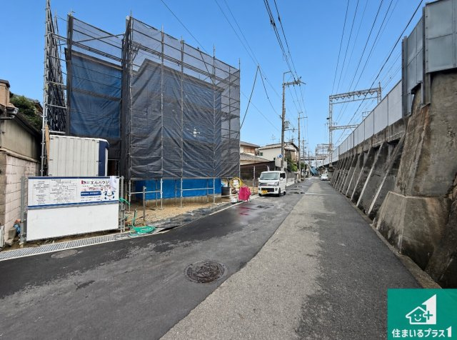 八尾市久宝園　第1期　新築一戸建ての前面道路含む現地写真|周辺は落ち着いた街並みの住宅地！子育てがしやすい住環境です！まだ未完成ですが、現地でしかわからない事もございます。是非一度ご覧ください。