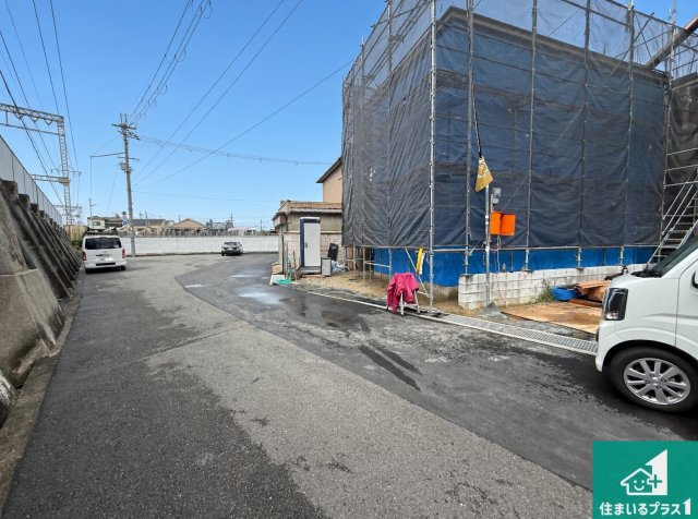 八尾市久宝園　第1期　新築一戸建ての前面道路含む現地写真|周辺は落ち着いた街並みの住宅地！子育てがしやすい住環境です！まだ未完成ですが、現地でしかわからない事もございます。是非一度ご覧ください。