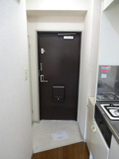 【玄関】 | 倉澤ビル | 倉澤ビル　玄関横には奥行きのある物入れとシューズボックスがあります