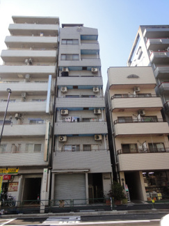 【外観】 | 倉澤ビル | 倉澤ビル　鶯谷駅から徒歩3分の好立地。入谷駅からも徒歩9分で行けます。近くにはコンビニやスーパーがあり、買い物便利です。鉄骨鉄筋コンクリート造の7階建て外観タイル張りマンション。