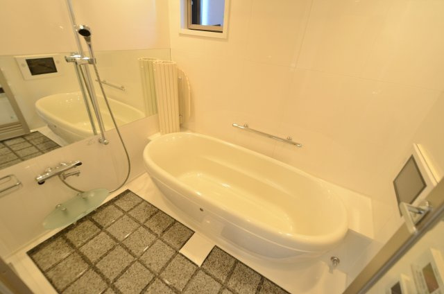 約1坪サイズのお風呂で足を伸ばして入浴できます☆
