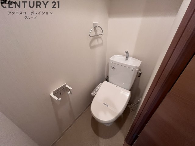 温水洗浄便座付きのトイレです♪