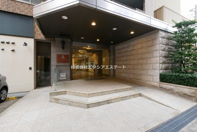 クローバー・プレミア昭和町のエントランス