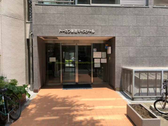トーカン新宿キャステールのエントランス