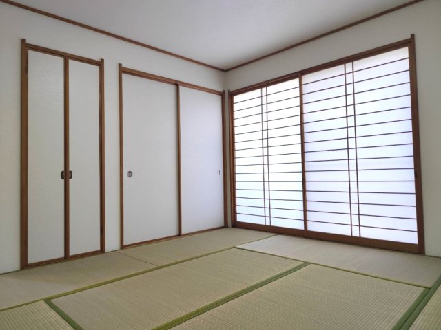 入間市新光中古戸建の和室|畳の香りと温もりに癒やされる和室スペースです。客間やキッズスペース、寝室など多目的に活用でき、ご家族でゆったりと寛げる空間です。