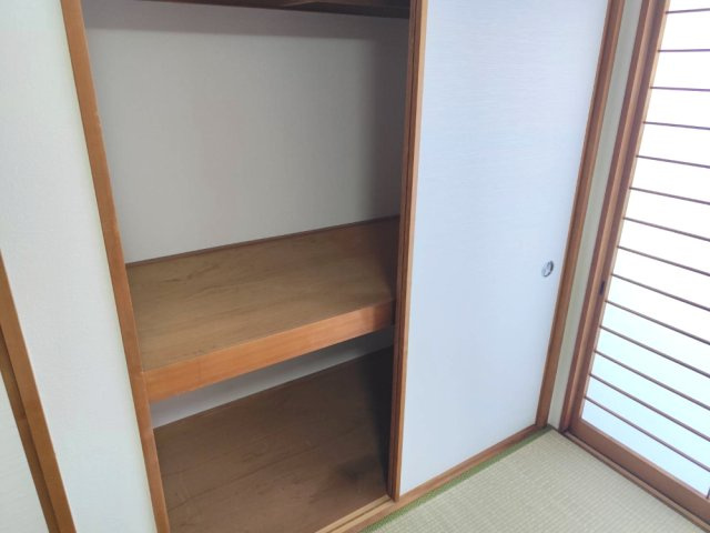 入間市新光中古戸建の収納|必要なものをサッと取り出せる利便性の良い収納スペースです。季節の備品や日用品もスマートに収まり、お部屋の生活感を抑えてきれいに保てます。