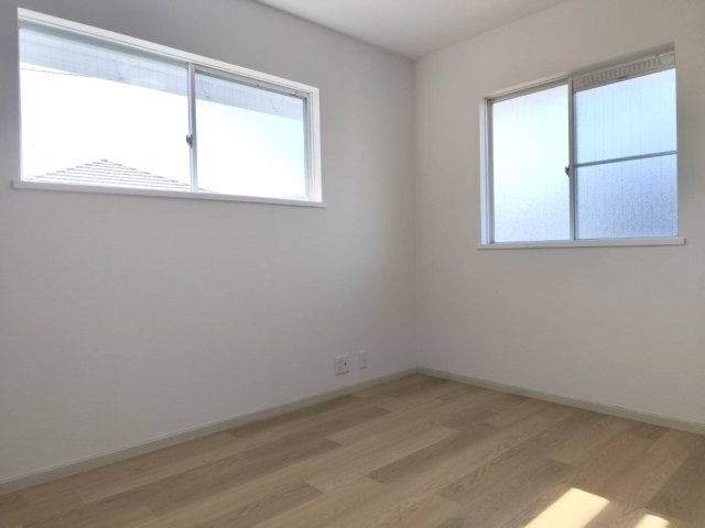 入間市新光中古戸建の洋室|落ち着いた雰囲気でリラックスできる洋室です。プライベートな時間を快適に過ごせる空間で、書斎や趣味のお部屋、寝室としても重宝します。