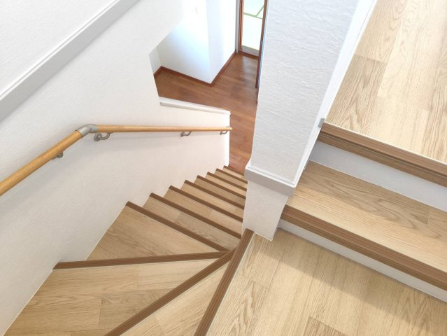 入間市新光中古戸建の内装|手すり付きで昇り降りが安心な階段スペースです。採光窓から優しい光が差し込み、毎日の移動も快適で安全に行うことができます。