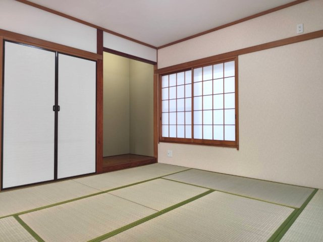 入間市新光中古戸建の和室|たっぷり入る収納を備えた使い勝手の良い和室です。布団や季節物の衣類もすっきり収まり、お部屋を広く清潔に保つことができます。