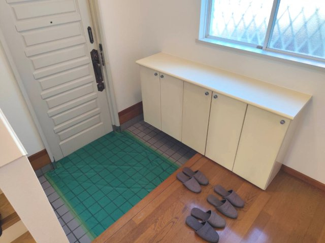 入間市新光中古戸建の玄関|家の顔として優しく家族やゲストを迎える明るい玄関です。シューズボックスを備えており、靴類もすっきりと収まり清潔感あふれる空間を保てます。