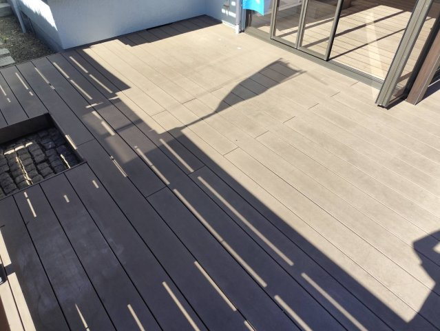 入間市新光中古戸建の庭|開放感あふれるウッドデッキスペースです。ガーデニングや日光浴を楽しんだり、ご家族でゆったりと寛ぐ憩いの場としてご活用いただけます。