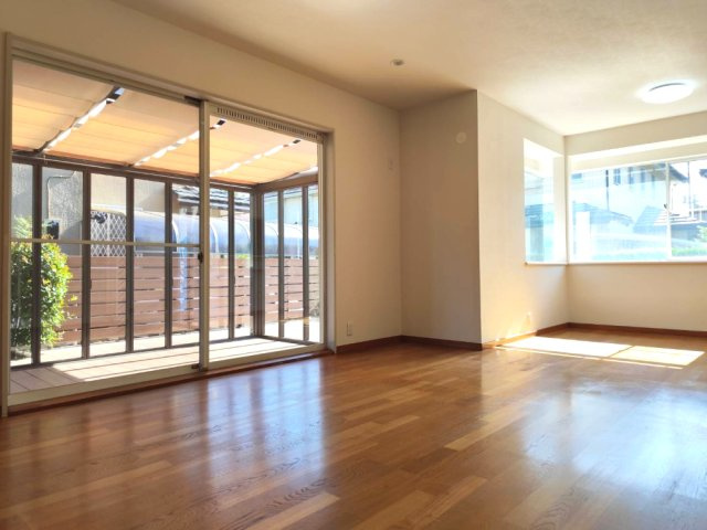 入間市新光中古戸建の居間・リビング|自然光がやさしく差し込む明るく開放的なリビングです。ご家族みんなが自然と集まり、ゆったりと笑顔で寛げる心地よい空間となっています。