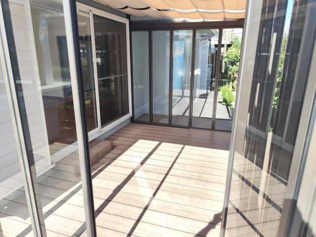 入間市新光中古戸建のバルコニー|天候や花粉を気にせず洗濯物が干せるサンルーム（インナーバルコニー）です。日当たりが良く風通りも確保でき、毎日の家事を快適にサポートします。