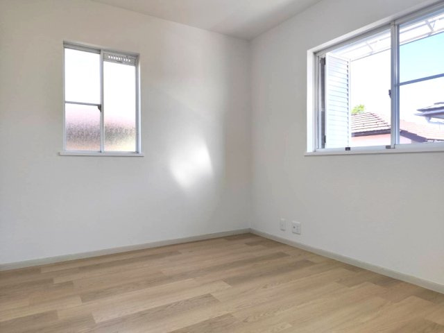 入間市新光中古戸建の洋室|シンプルでレイアウトがしやすい洋室です。二面採光で明るく通気性も良好。主寝室や子供部屋、書斎などライフスタイルに合わせて活用できます。