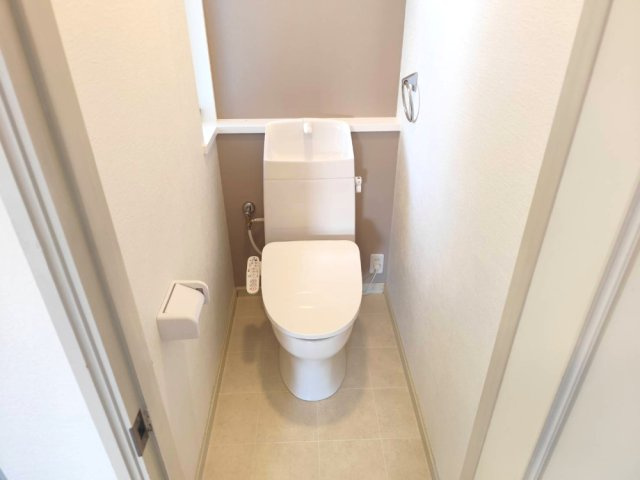 入間市新光中古戸建のトイレ|清潔感があり心地よく使えるトイレです。小窓から自然光が差し込み、換気もしやすく清潔な空間を保てます。毎日の暮らしを快適に彩るスペースです。