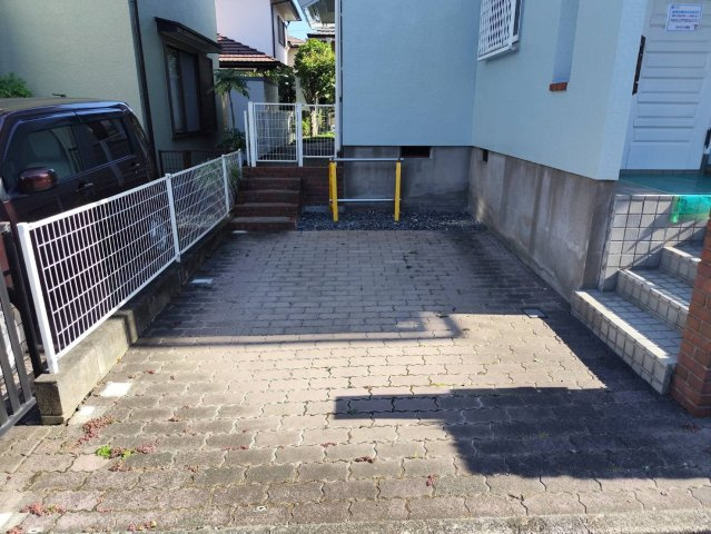 入間市新光中古戸建の駐車場|お車の出し入れがスムーズに行える駐車スペースです。敷地内に駐車場があるため、重い荷物の出し入れや雨の日のお出かけも快適で便利です。