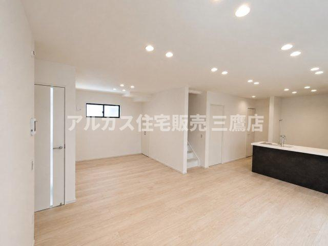 三鷹市井口5丁目 中央線 武蔵境駅 新築戸建の居間・リビング|リビング全体が見渡せる設計で、家族との会話も弾む対面スタイル。