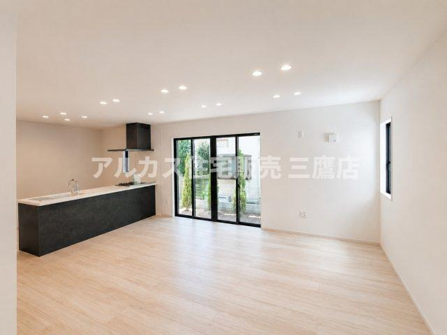 三鷹市井口5丁目 中央線 武蔵境駅 新築戸建の居間・リビング|木目調のフロアとダウンライトのあたたかい光が調和する心地よい居間空間。