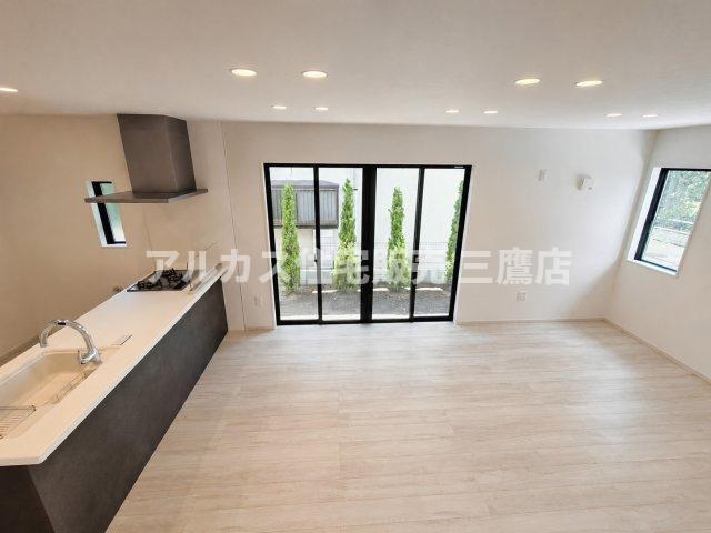 三鷹市井口5丁目 中央線 武蔵境駅 新築戸建の居間・リビング|開放的な対面キッチンと窓からの陽光が心地よい、ゆとりあるリビングダイニング。