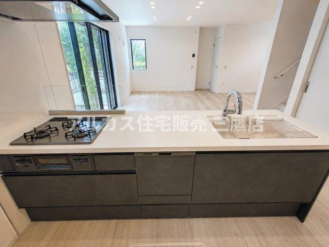 三鷹市井口5丁目 中央線 武蔵境駅 新築戸建のキッチン|リビングを見渡しながら作業ができる、食洗機・3口コンロ完備のシステムキッチン。