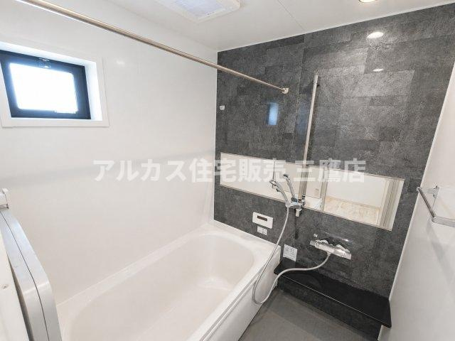 三鷹市井口5丁目 中央線 武蔵境駅 新築戸建の浴室|ダークトーンのアクセントパネルが落ち着きを演出する、清潔感のある浴室。