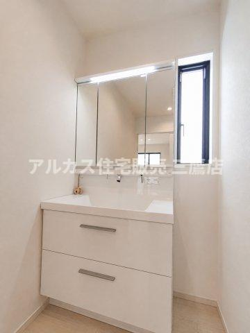 三鷹市井口5丁目 中央線 武蔵境駅 新築戸建の独立洗面台|鏡裏や下部に収納を備えた、使い勝手の良い三面鏡付き洗面化粧台。