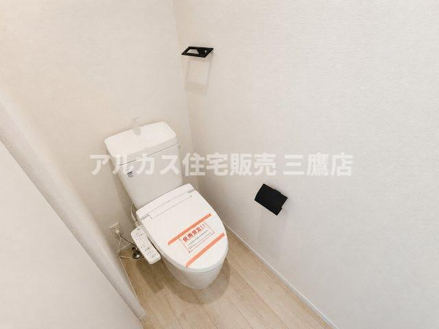 三鷹市井口5丁目 中央線 武蔵境駅 新築戸建のトイレ|温水洗浄便座と上部ペーパーホルダーを備えた、清潔感のあるシンプルなトイレ。