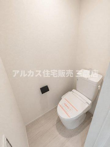 三鷹市井口5丁目 中央線 武蔵境駅 新築戸建のトイレ|清潔感のある白を基調とした、スッキリと落ち着ける2階トイレスペース。