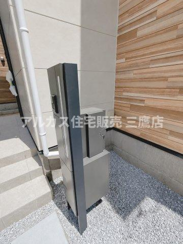 三鷹市井口5丁目 中央線 武蔵境駅 新築戸建の玄関|不在時の荷物受け取りに便利でスタイリッシュな宅配ボックス付き機能門柱。