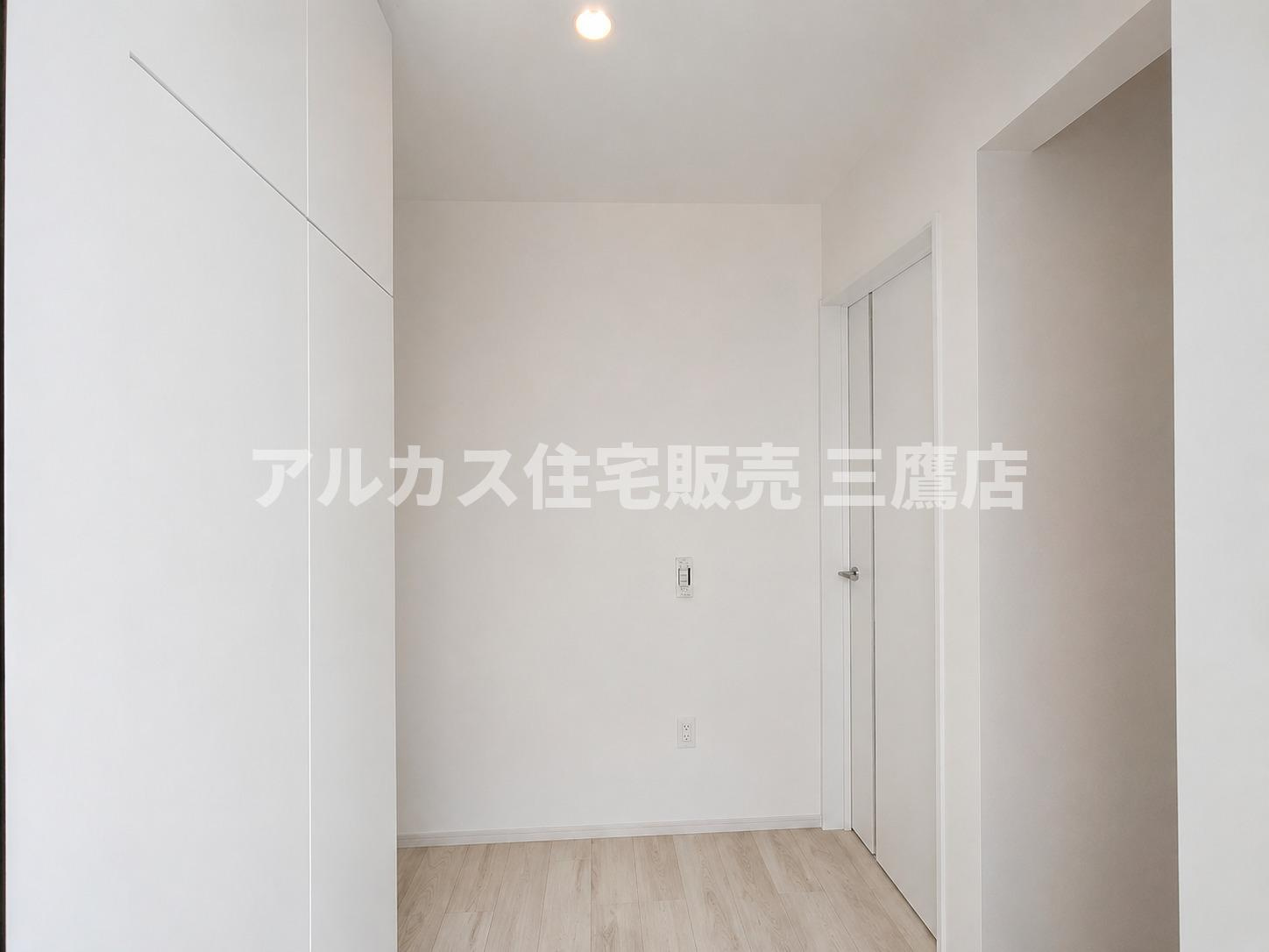 三鷹市井口5丁目 中央線 武蔵境駅 新築戸建の玄関|白を基調としたすっきりとした空間で、玄関から爽やかに出迎えるホール。