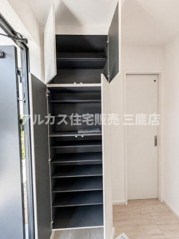 三鷹市井口5丁目 中央線 武蔵境駅 新築戸建の玄関|靴や日用品をたっぷりと整理できる、天井まで高さを活かしたシューズボックス。